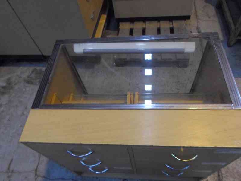 podsvícená vitrína - foto 9