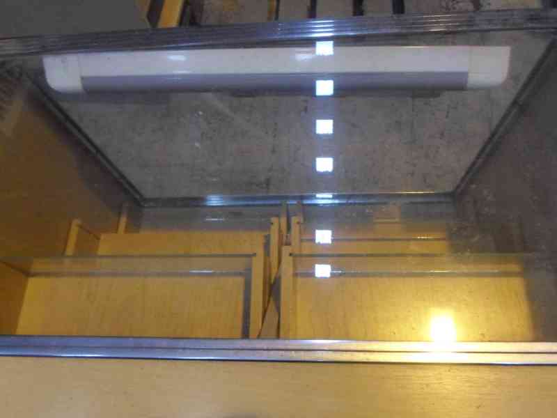 podsvícená vitrína - foto 7