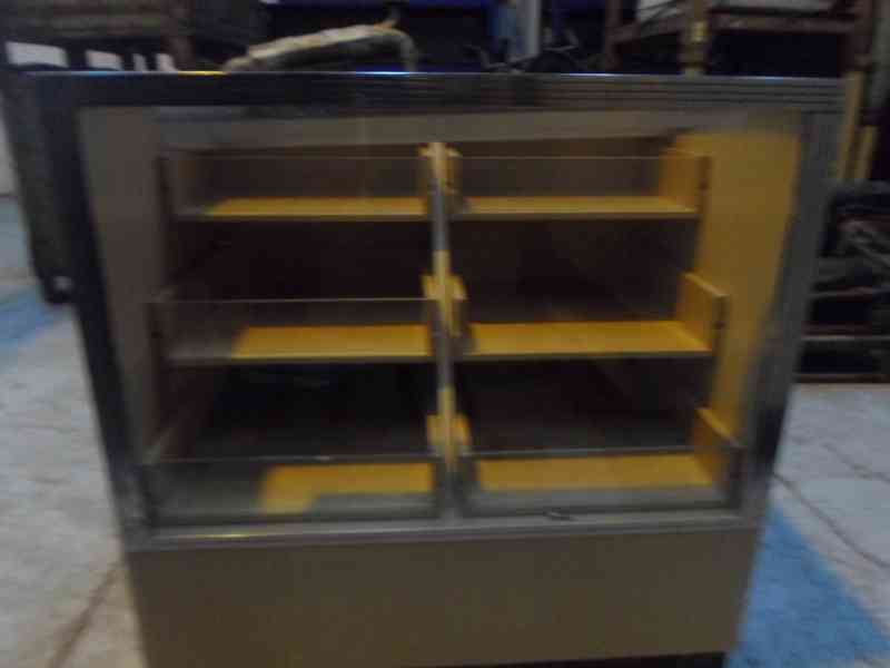 podsvícená vitrína - foto 8