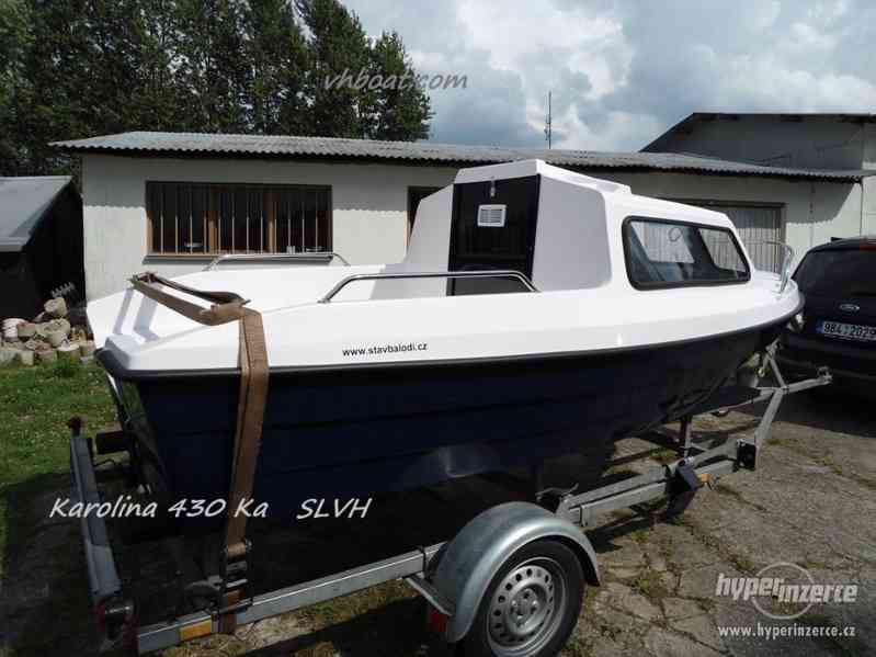 Motorový kajutový člun karolina 430 Ka - foto 2