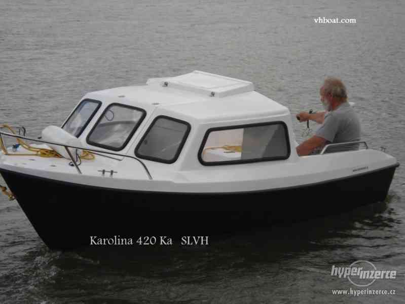 Motorový kajutový člun karolina 430 Ka - foto 3