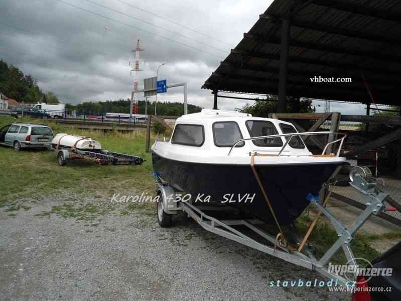 Motorový kajutový člun karolina 430 Ka - foto 5