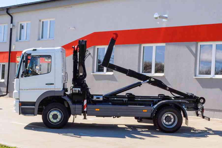 MERCEDES ATEGO 1318 NOVÝ HÁKOVÝ NOSIČ KONTEJNERŮ +HYDR. RUKA - foto 94