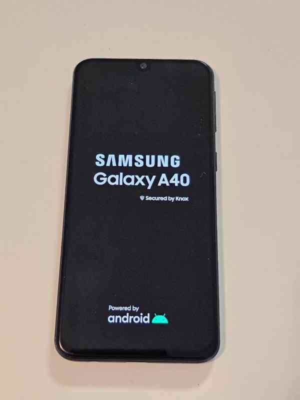Mobilní telefon Samsung Galaxy A40 - foto 3