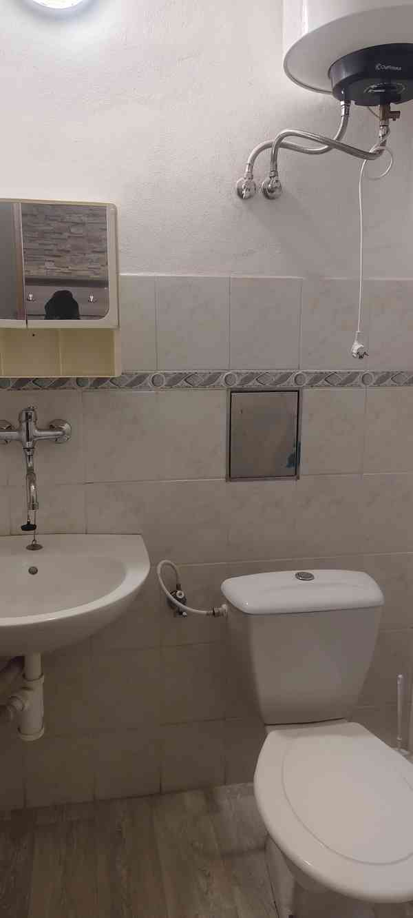 Za 6500 Kč pronajmu hezkou novou garsoniéru v centru. - foto 2