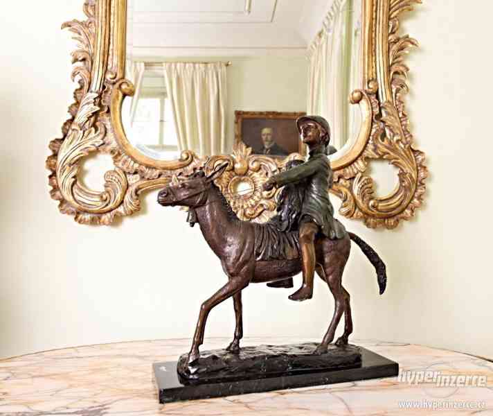 Bronzová socha osla s dětmi, mramorový podstavec - foto 1