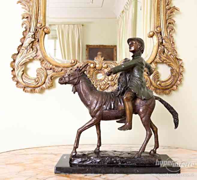 Bronzová socha osla s dětmi, mramorový podstavec - foto 3