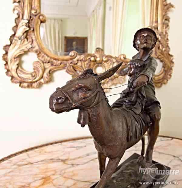 Bronzová socha osla s dětmi, mramorový podstavec - foto 5