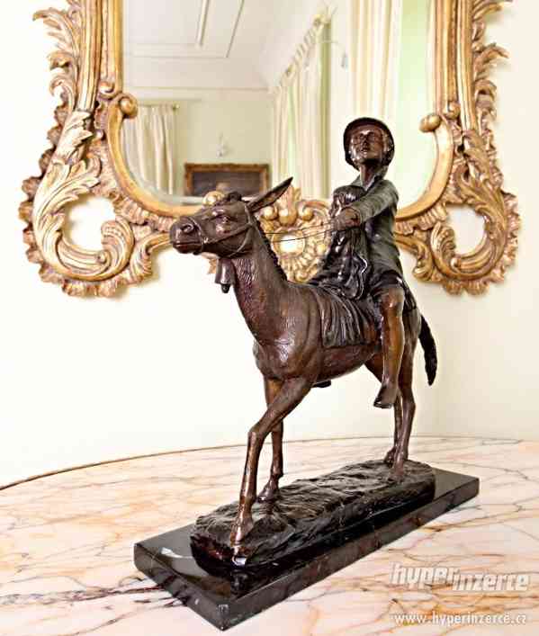 Bronzová socha osla s dětmi, mramorový podstavec - foto 6