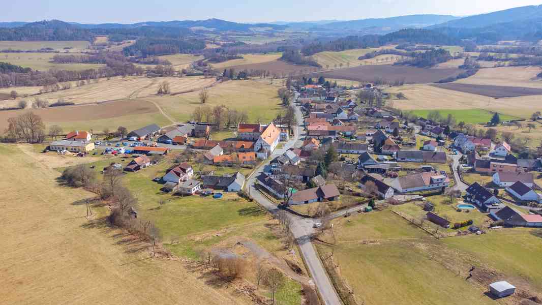 Slunný stavební pozemek s výhledem, Mokrosuky u Sušice - foto 7