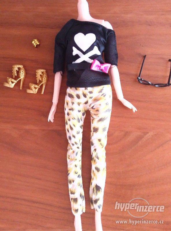 NOVÉ! Set pro panenku Barbie, halenka+kalhoty+boty+brýle+ram - foto 3