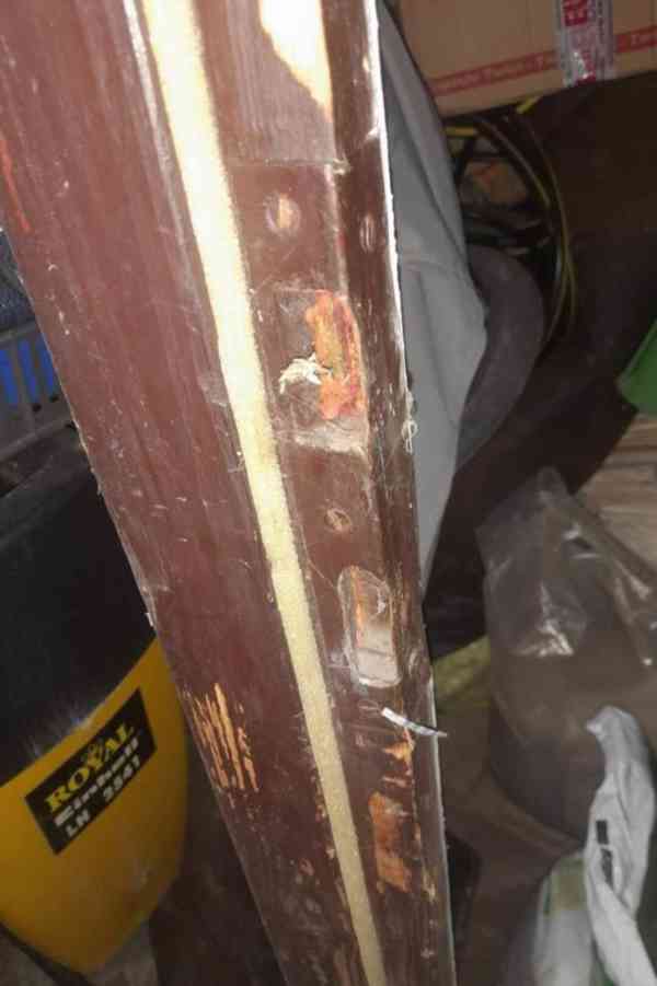 Staré dveře z jedné strany palubky vč. zárubně-výplň dvojité - foto 6