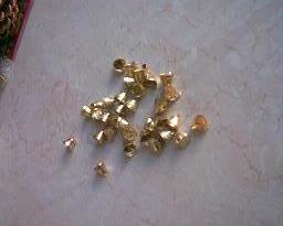 Zvonek štěstí - 1 cm zlatý plech - dárek dekorace - foto 1