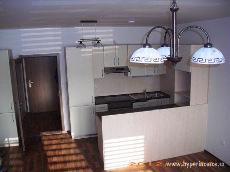 Novostavba 2+kk, 67,8 m2 + balkon + vnitřní parkování - foto 2