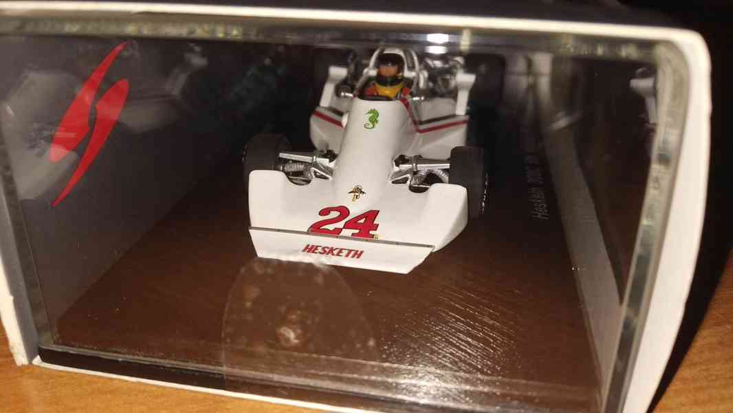 F1 Hesketh 308C #24 James Hunt 1975 Spark S2238 1:43 - foto 4