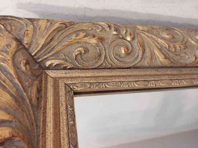 Zrcadlo v dřevěném zlaceném ramu - foto 3
