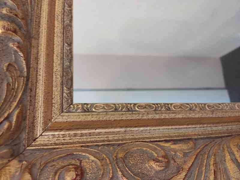 Zrcadlo v dřevěném zlaceném ramu - foto 4