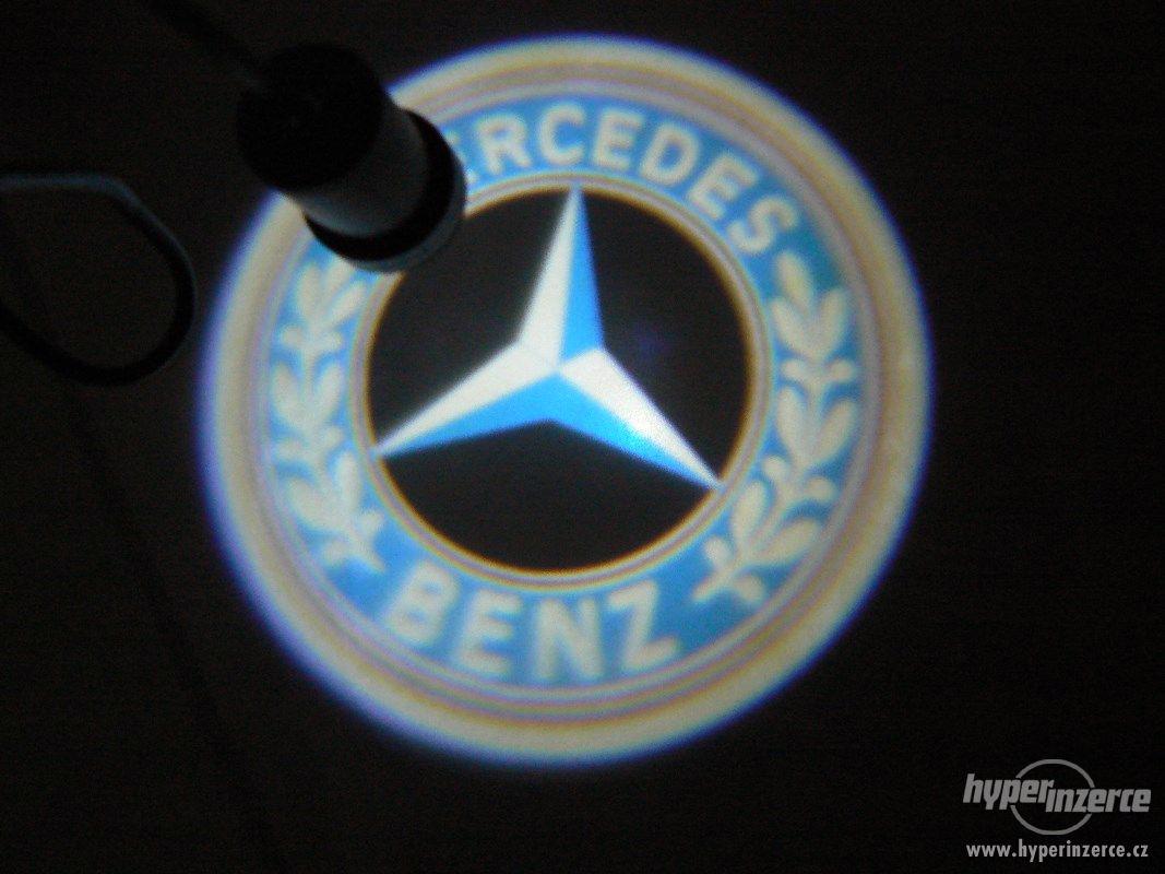 Promítání loga Mercedes na vozovku - foto 1