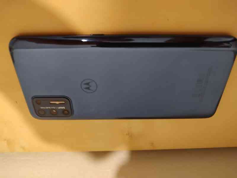 Mobilnì telefon Motorola za 1700 Kč - foto 2