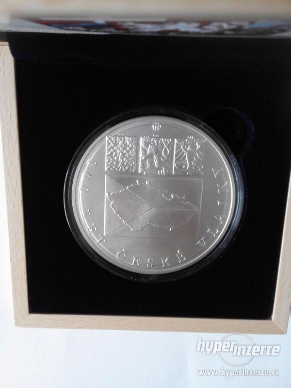 10-uncová stříbrná mince Česká vlajka 2020 standart - foto 3