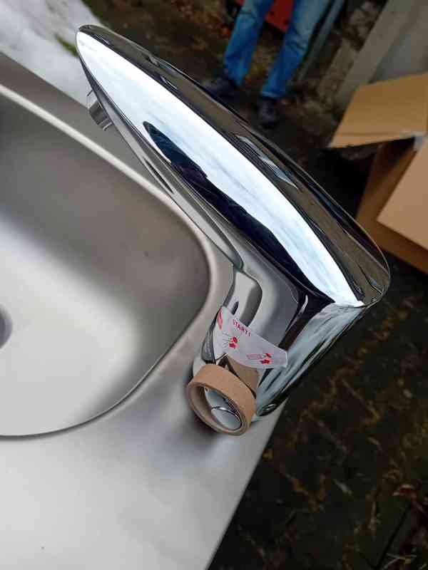 Nerezová kombinovaná výlevka na podlahu s dvěma bateriemi - foto 18