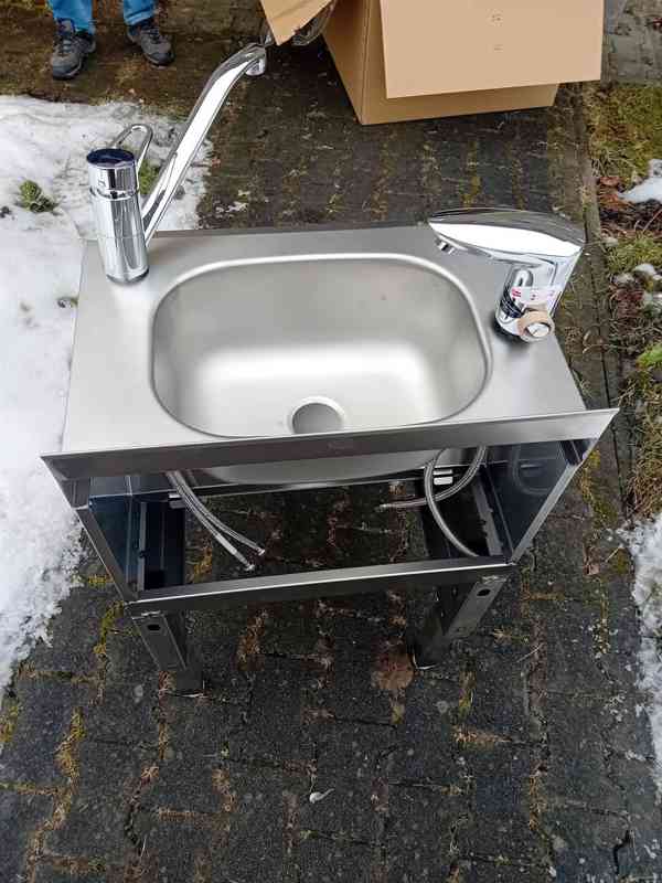 Nerezová kombinovaná výlevka na podlahu s dvěma bateriemi - foto 6