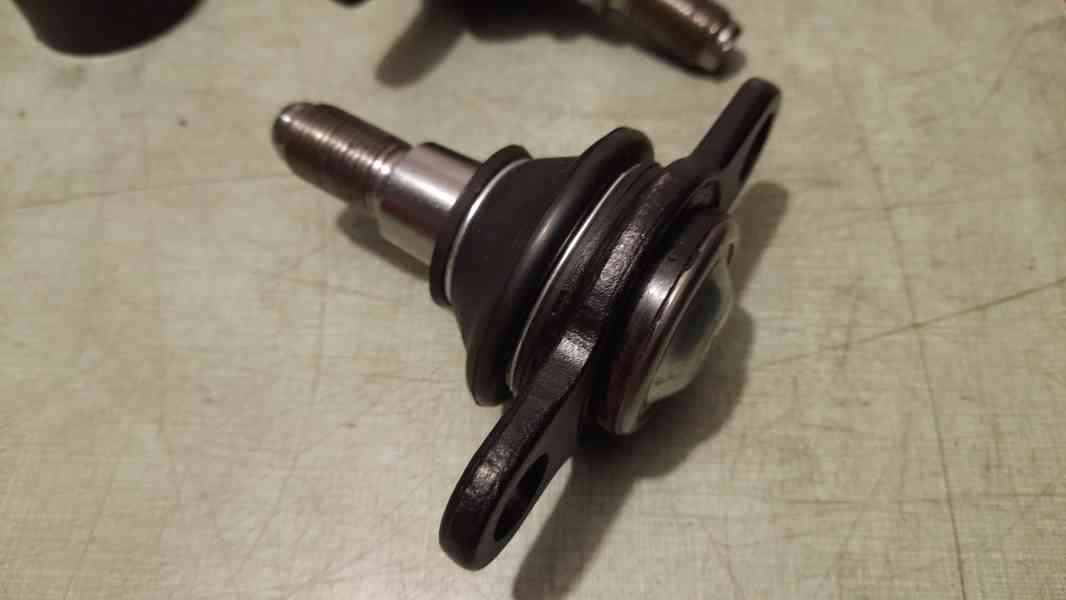 spodní čepy na VW Transporter T5 - foto 2