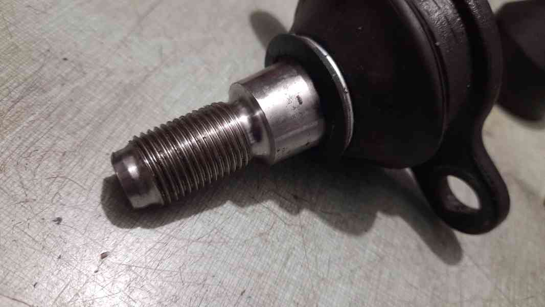 spodní čepy na VW Transporter T5 - foto 4