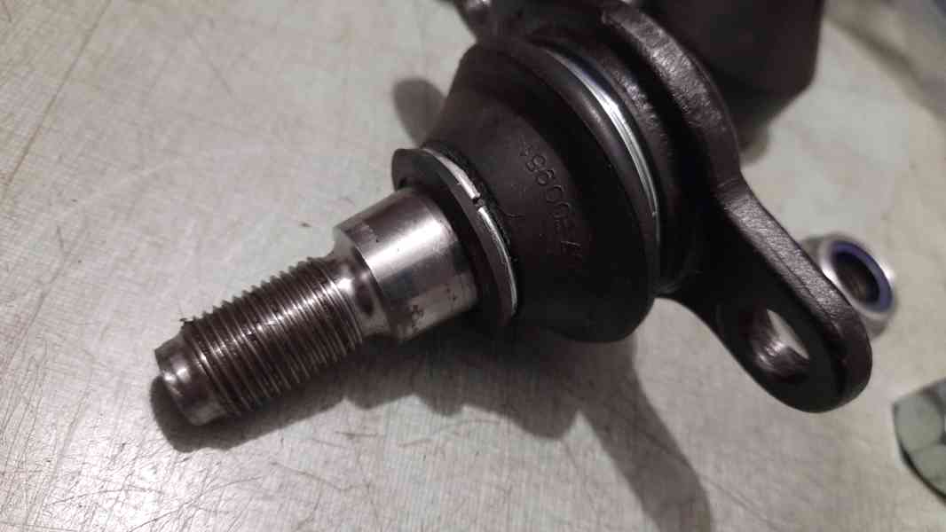 spodní čepy na VW Transporter T5 - foto 5