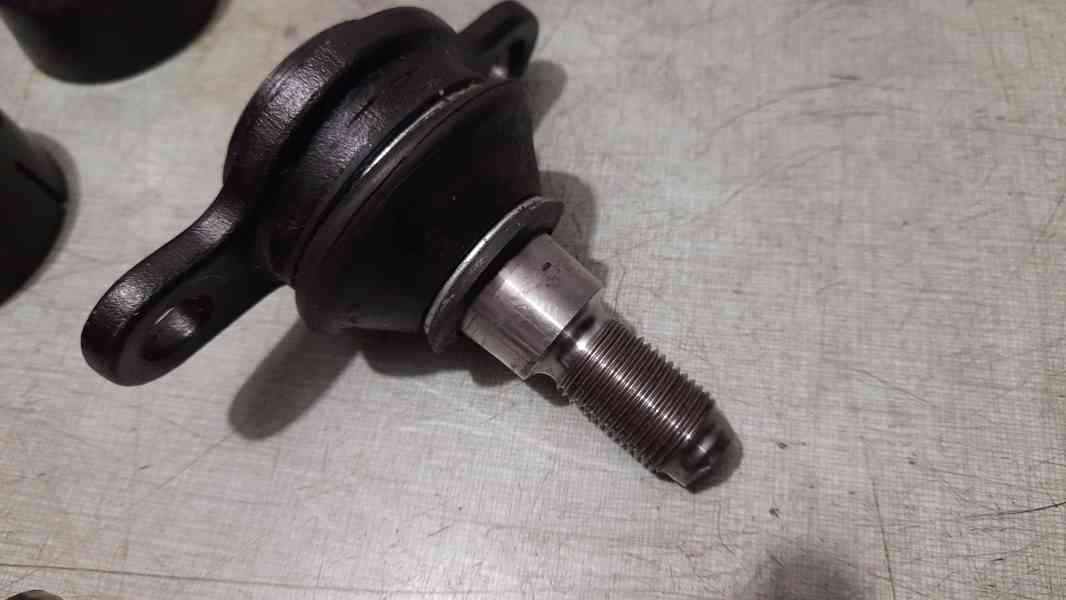 spodní čepy na VW Transporter T5 - foto 3