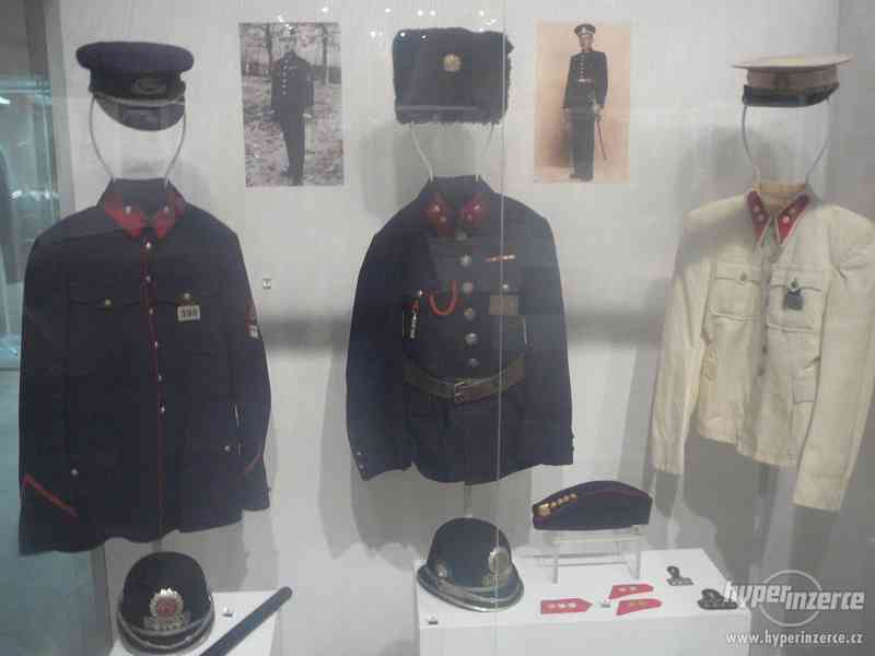 koupím četnické a policejní helmy, čepice a uniformy - foto 8