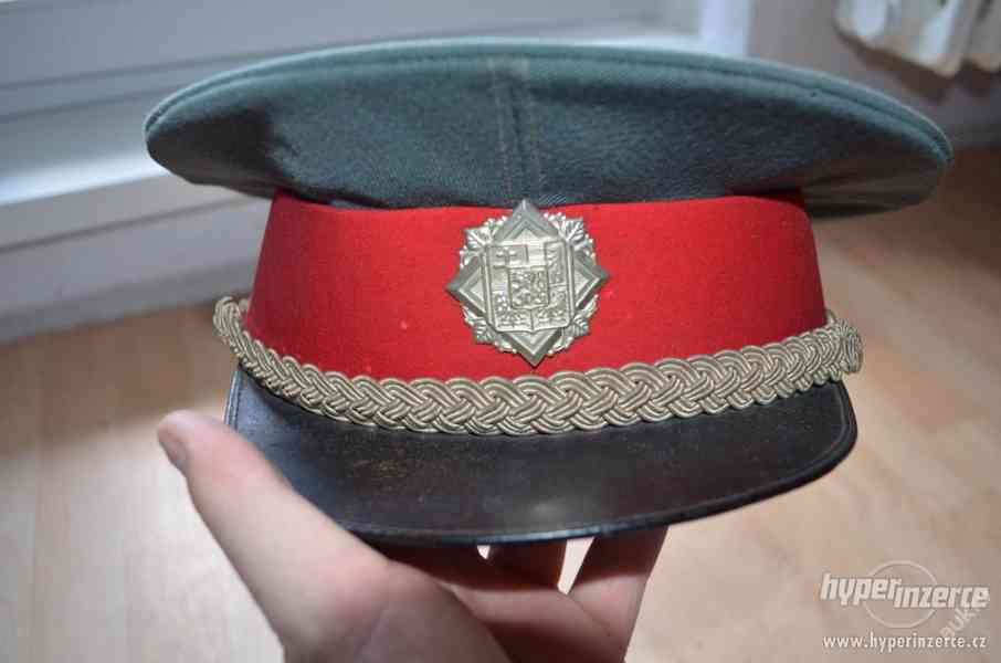 koupím četnické a policejní helmy, čepice a uniformy - foto 10