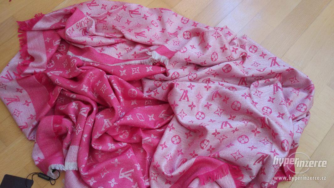 Růžový lesklý šátek / čtverec LV - foto 1