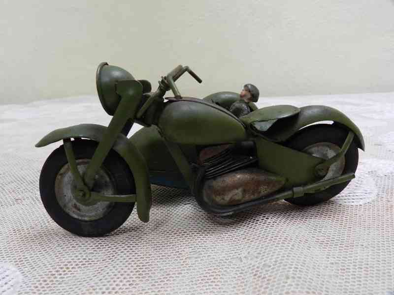 Zajímavý starý kovový Motocykl Motorka na klíček - foto 2
