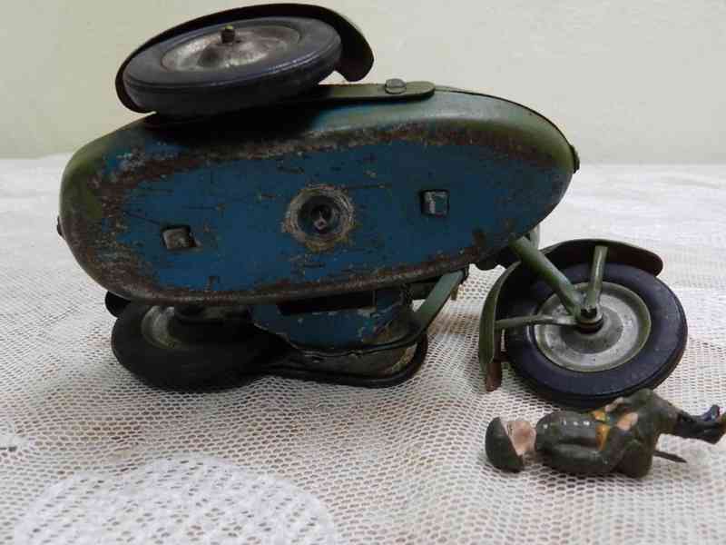 Zajímavý starý kovový Motocykl Motorka na klíček - foto 6