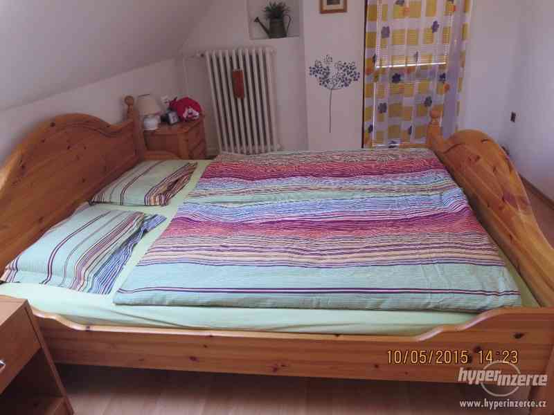 Postel z borovice s roštem