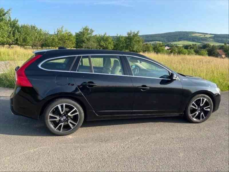 Volvo V60 2,4   D6 AWD 158 kW PLUG-IN HYBRID - foto 2