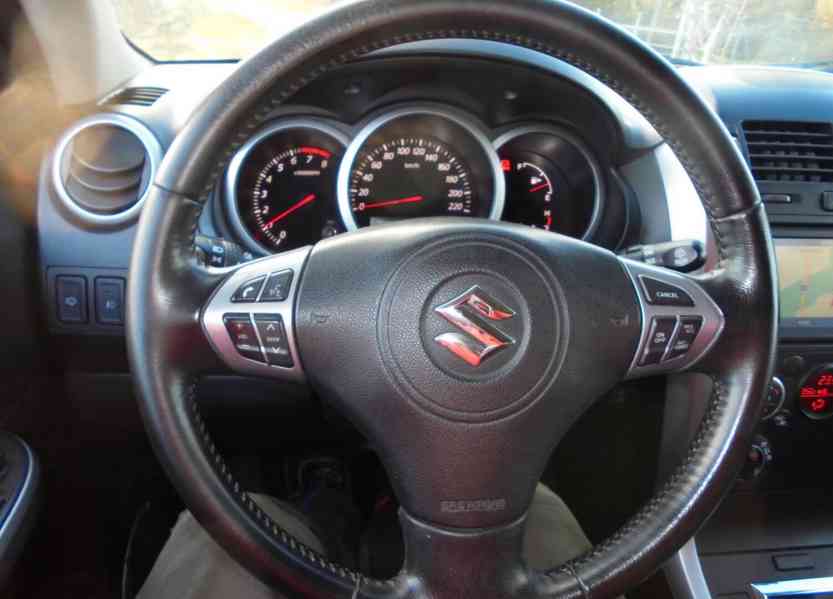 Suzuki Grand Vitara 2.4i Comfort 4x4 benzín 124kw - foto 12