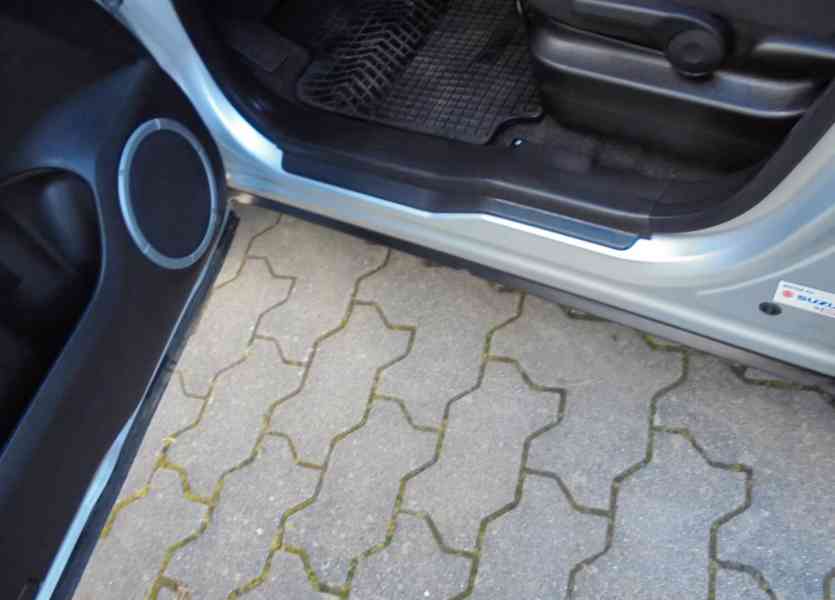 Suzuki Grand Vitara 2.4i Comfort 4x4 benzín 124kw - foto 17