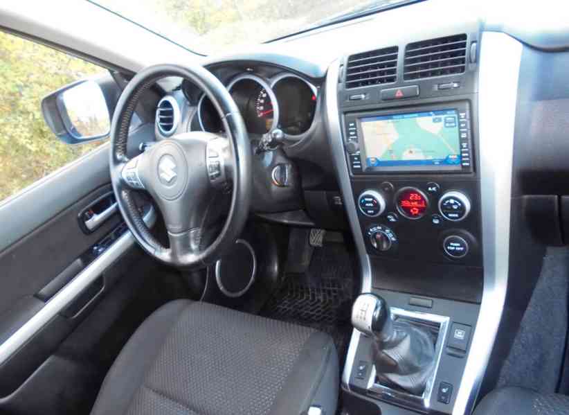 Suzuki Grand Vitara 2.4i Comfort 4x4 benzín 124kw - foto 29