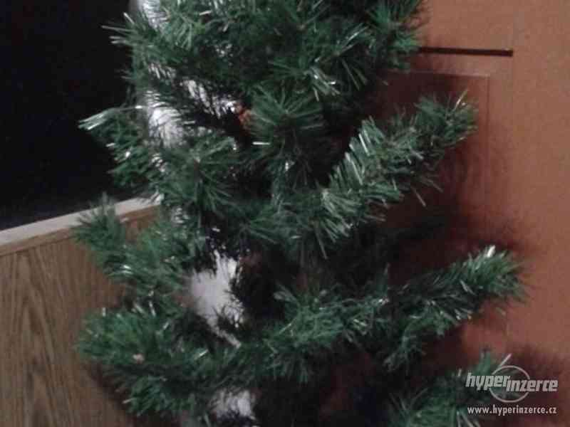 Prodám umělý vánoční stromek - borovice 125 cm - foto 1