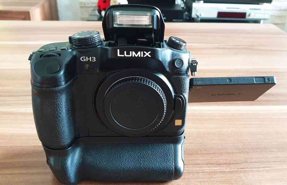 Panasonic Lumix GH3 (tělo + battery grip) - foto 6