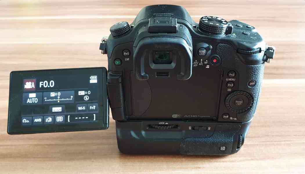 Panasonic Lumix GH3 (tělo + battery grip) - foto 5