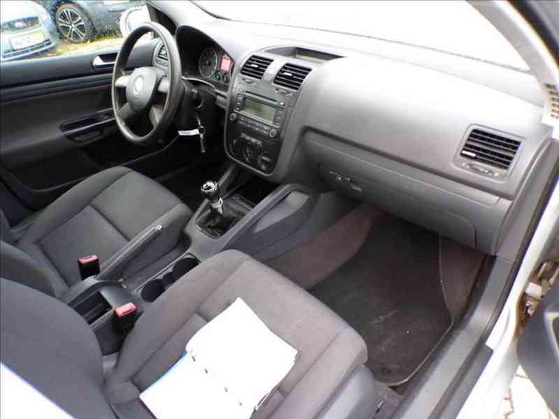 Volkswagen Golf 1,6 FSI TAŽ.ZAŘ.,TREND - foto 12
