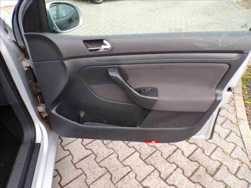 Volkswagen Golf 1,6 FSI TAŽ.ZAŘ.,TREND - foto 15