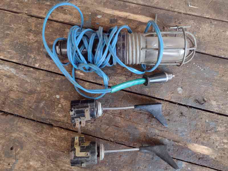 Stará přenosná svítilna 12V, přepínače, maznice - foto 1