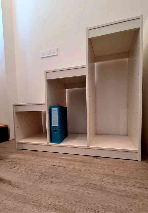 Organizer na hračky, předěl místnosti s policemi či krabička