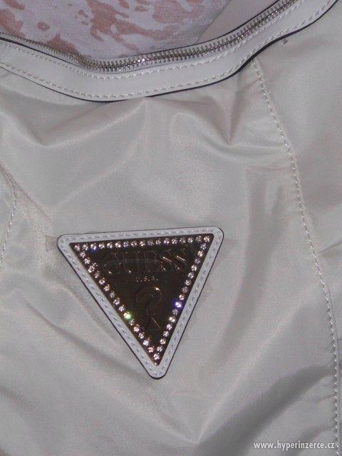 KABELKA GUESS PILOT HOBO BÍLÁ - foto 3