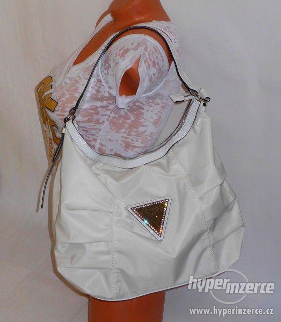 KABELKA GUESS PILOT HOBO BÍLÁ - foto 4