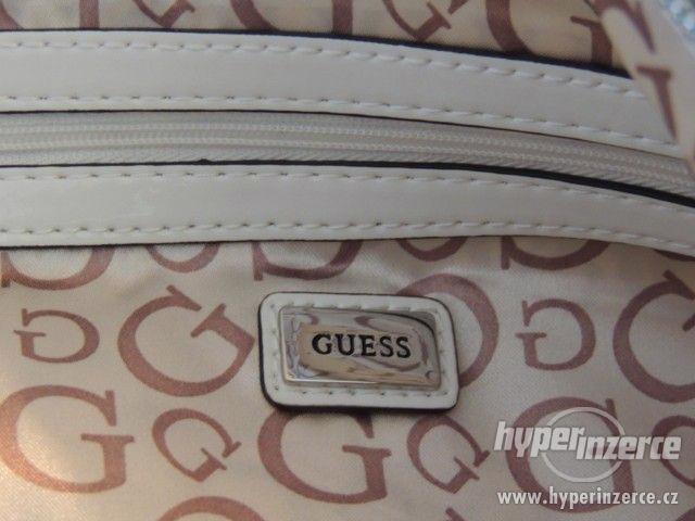 KABELKA GUESS PILOT HOBO BÍLÁ - foto 7